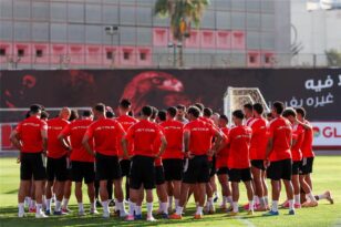 المدير الفني للأهلي حسين عموتة خلال مباراة