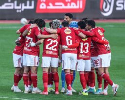 لاعب كرة القدم محمود صلاح يرتدي قميص النادي الأهلي