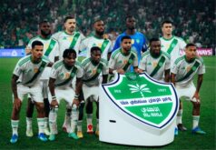 لاعب كرة قدم يرتدي قميص الأهلي السعودي