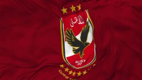 لاعب كرة القدم علي يوسف يرتدي قميص نانت