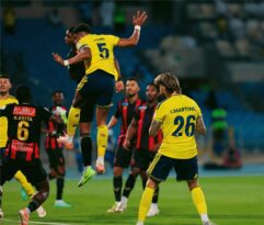 كريستيانو رونالدو يحتفل بهدف مع لاعبي النصر ضد الرياض في الدوري السعودي