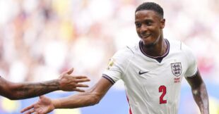 صورة للاعب إيزري كونسا بقميص أستون فيلا