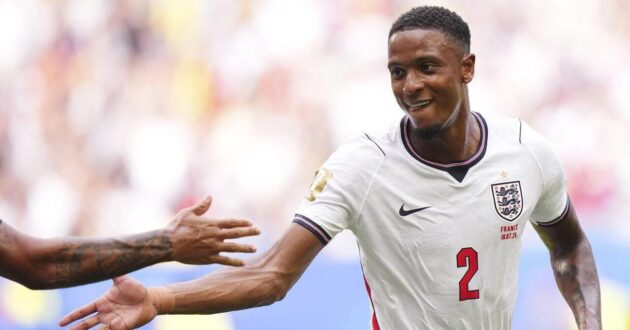 صورة للاعب إيزري كونسا بقميص أستون فيلا