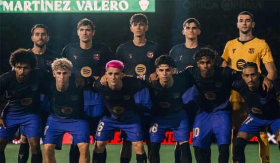 لاعب برشلونة هيكتور فورت يرتدي قميص الفريق