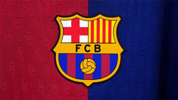 لاعب برشلونة تومي ماركيز يرتدي قميص الفريق