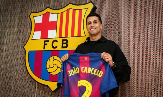 لاعب كرة القدم جواو كانسيلو يرتدي قميص برشلونة