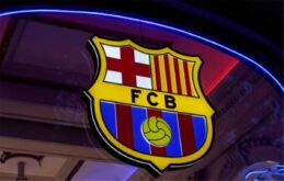 لاعبو برشلونة يحتفلون بهدف خلال مباراة في الدوري الإسباني