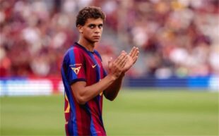 حمزة عبد الكريم لاعب برشلونة يحتفل مع الفريق