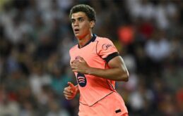 لاعبو برشلونة يحتفلون بهدف خلال مباراة في الدوري الإسباني