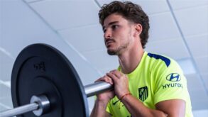 جوليان ألفاريز يرتدي قميص أتلتيكو مدريد