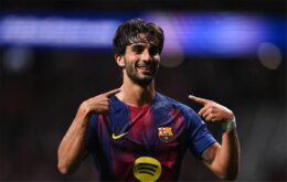 لاعب كرة القدم فيران توريس يرتدي قميص برشلونة