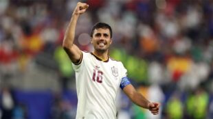لاعب كرة القدم رودري يرتدي قميص برشلونة