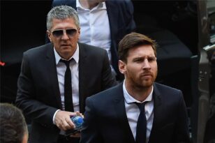 لاعبو برشلونة يرتدون شارات سوداء حدادًا على وفاة والد ميسي