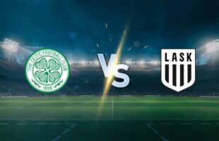 لاعبو سيلتيك ولاسك لينز يتنافسون على الكرة في مباراة بدوري أبطال أوروبا