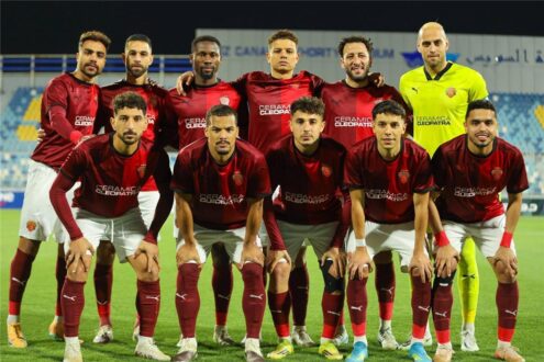 لاعبو سيراميكا كليوباترا يحتفلون بهدف في مباراة بالدوري المصري