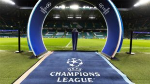 لقطة جماعية للاعبي فريق في دوري أبطال أوروبا يحتفلون بهدف