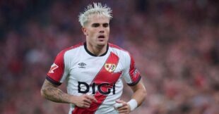 لاعب كرة القدم بيب شافاريا يرتدي قميص تشيلسي