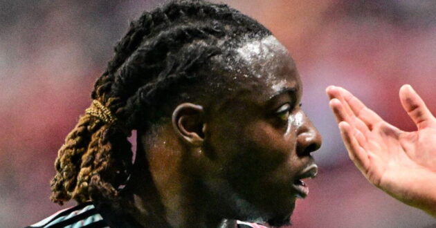 جيريمي دوكو لاعب مانشستر سيتي يحتفل بتوقيع عقده الجديد