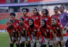 لاعبة كرة قدم مصرية تتنافس مع لاعبة نيجيرية في مباراة بكأس أمم إفريقيا للسيدات