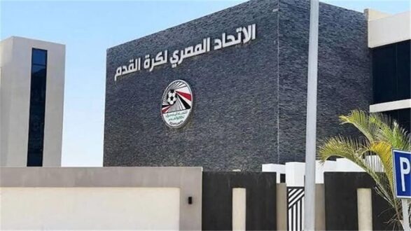 صورة لمبنى اتحاد الكرة المصري مع شعار النادي الأهلي