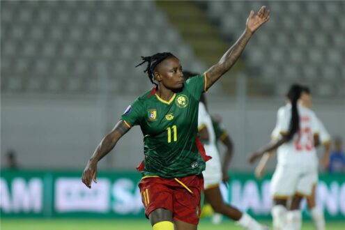 الحكم المصري شاهندا المغربي تقود مباراة في كأس أمم إفريقيا للسيدات