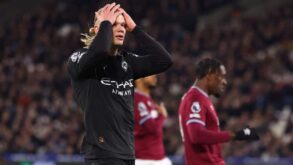 لاعب كرة قدم يختار فريقه في لعبة فانتازي الدوري الإنجليزي الممتاز