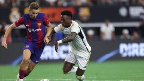 لاعب برشلونة فيرمين لوبيز يحتفل بهدف