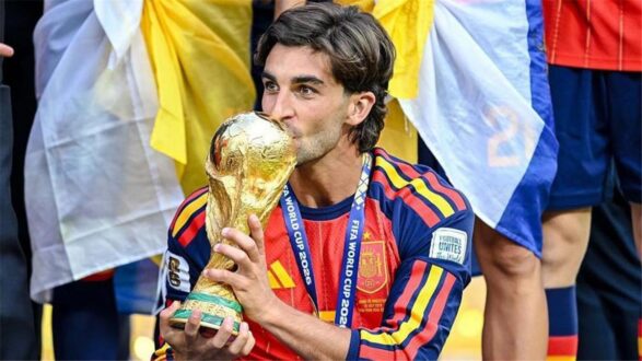 فيران توريس لاعب برشلونة يتدرب