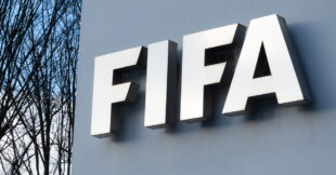 صورة لمقر الفيفا مع شعار الاتحاد الأوروبي لكرة القدم (UEFA) واتحادات كونكاكاف وآسيا