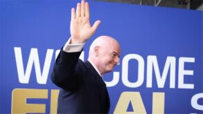 صورة لمقر الاتحاد الدولي لكرة القدم (فيفا) مع شعار كأس العالم
