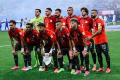 صورة تجمع بين حسام حسن وإبراهيم حسن مع شعار منتخب مصر وفيفا
