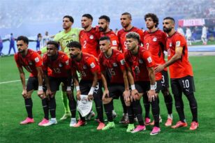 صورة تجمع بين حسام حسن وإبراهيم حسن مع شعار منتخب مصر وفيفا