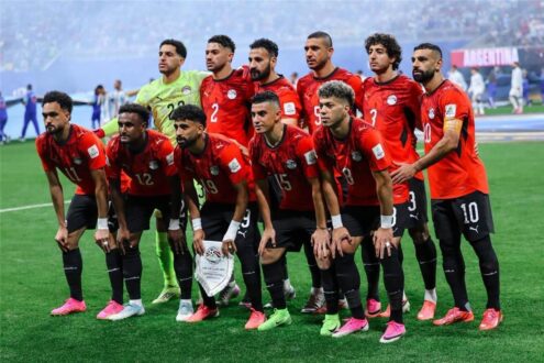 صورة تجمع بين حسام حسن وإبراهيم حسن مع شعار منتخب مصر وفيفا