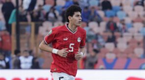المدافع المصري عمر فايد يرتدي قميص المنتخب الأولمبي
