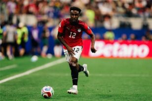 لاعب كرة القدم هيثم حسن يرتدي قميص فريقه