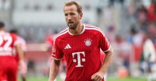 صورة لهاري كين لاعب بايرن ميونخ يبتسم وهو يرتدي قميص الفريق