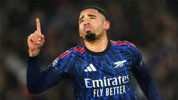 جابرييل جيسوس يرتدي قميص ريال مدريد