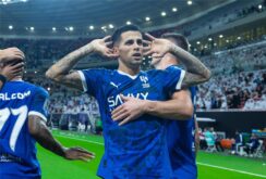 لاعب كرة القدم جواو كانسيلو يرتدي قميص الهلال السعودي