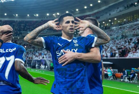 لاعب كرة القدم جواو كانسيلو يرتدي قميص الهلال السعودي