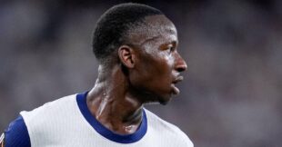لاعب كرة القدم بابي ماتار سار يرتدي قميص توتنهام