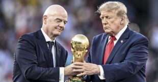 صورة تجمع رئيس رابطة الدوري الإسباني خافيير تيباس ورئيس الفيفا جياني إنفانتينو