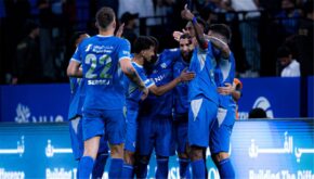لاعب الهلال مالكوم فيليب يحتفل بتسجيل هدف