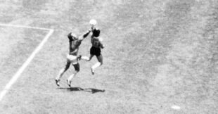كرة القدم الأرجنتينية دييغو مارادونا التي سجل بها هدف "يد الله" في كأس العالم 1986