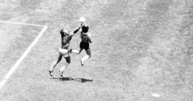 كرة القدم الأرجنتينية دييغو مارادونا التي سجل بها هدف "يد الله" في كأس العالم 1986