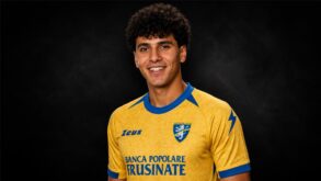 صورة للاعب كرة القدم المصري عمر فايد بقميص نادي فروزينوني الإيطالي