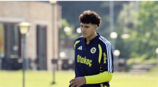 صورة للاعب كرة القدم المصري عمر فايد بقميص فريقه الجديد