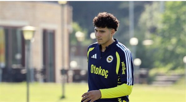 صورة للاعب كرة القدم المصري عمر فايد بقميص فريقه الجديد