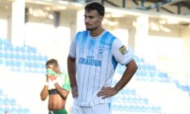 لاعب كرة قدم يسدد الكرة نحو المرمى
