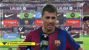 لاعب برشلونة رودري يحتفل بعد تسجيل هدف