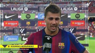لاعب برشلونة رودري يحتفل بعد تسجيل هدف